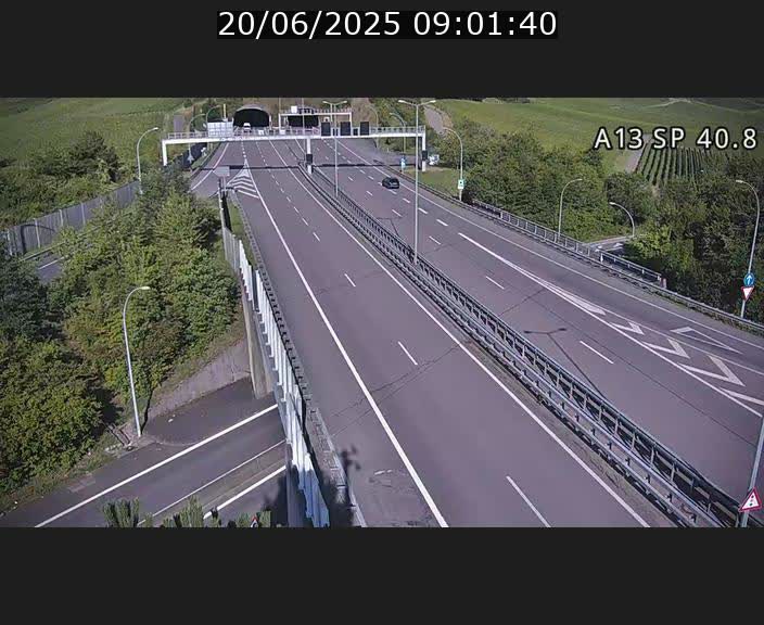Webcam avec vue sur l'entrée côté allemand du tunnel Markusbierg à Schengen. Vue orientée vers le tunnel et Bettembourg