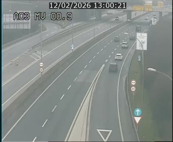 Traffic live webcam Luxembourg Croix de Gasperich - A3 - BK 0.4 - direction Luxembourg