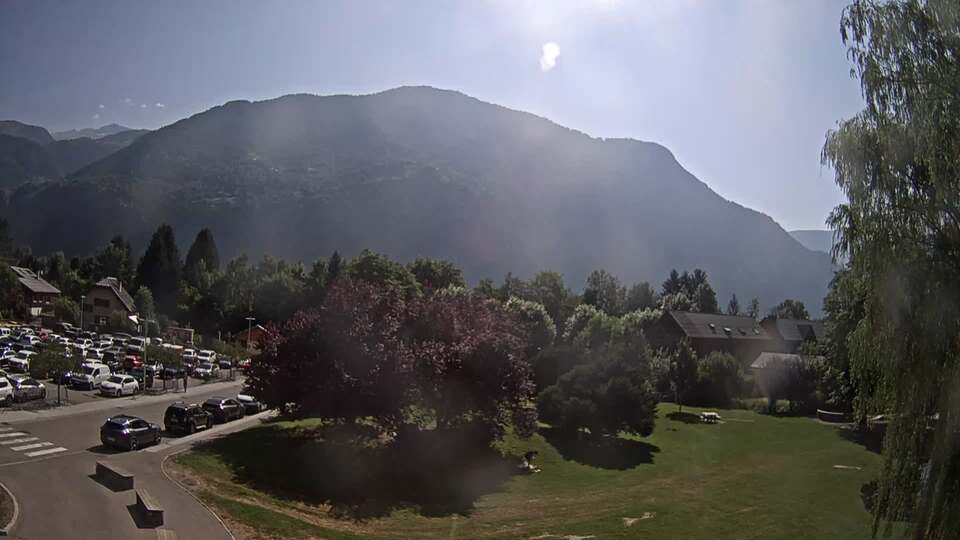 Webcam au niveau de la mairie du village du Bourg d'Oisans, aux pieds de l'Alpe d'Huez et aux portes du parc des Écrins