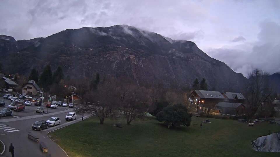 Webcam au niveau de la mairie du village du Bourg d'Oisans, aux pieds de l'Alpe d'Huez et aux portes du parc des Écrins