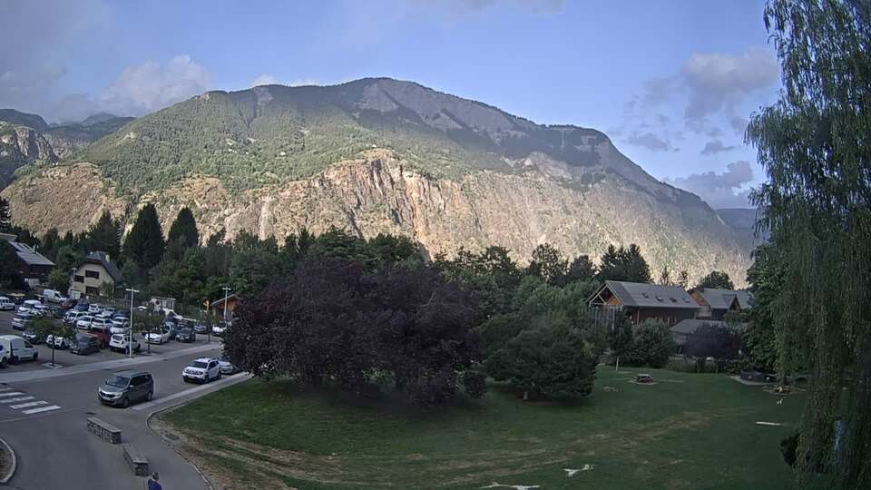 Webcam au niveau de la mairie du village du Bourg d'Oisans, aux pieds de l'Alpe d'Huez et aux portes du parc des Écrins