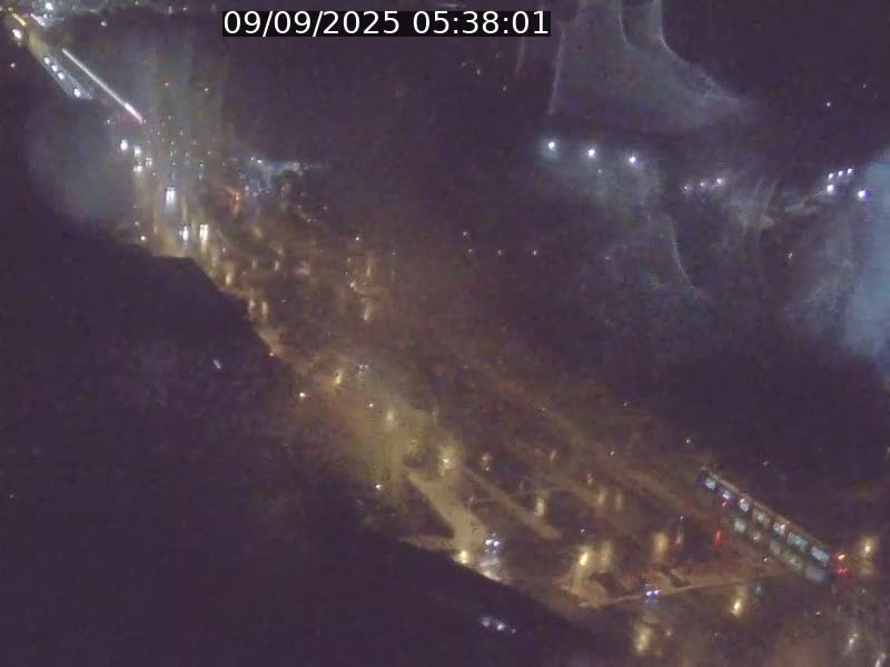 Webcam sur l'avenue John Fitzgerald Kennedy (N51) avec vue sur le Pont rouge (Pont Grande Duchesse Charlotte), l'arrêt Pfaffenthal et l'entrée du quartier Kirchberg