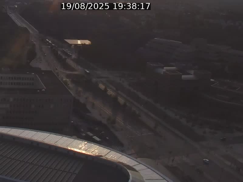 Webcam sur l'avenue John Fitzgerald Kennedy (N51) avec vue sur le Pont rouge (Pont Grande Duchesse Charlotte), l'arrêt Pfaffenthal et l'entrée du quartier Kirchberg
