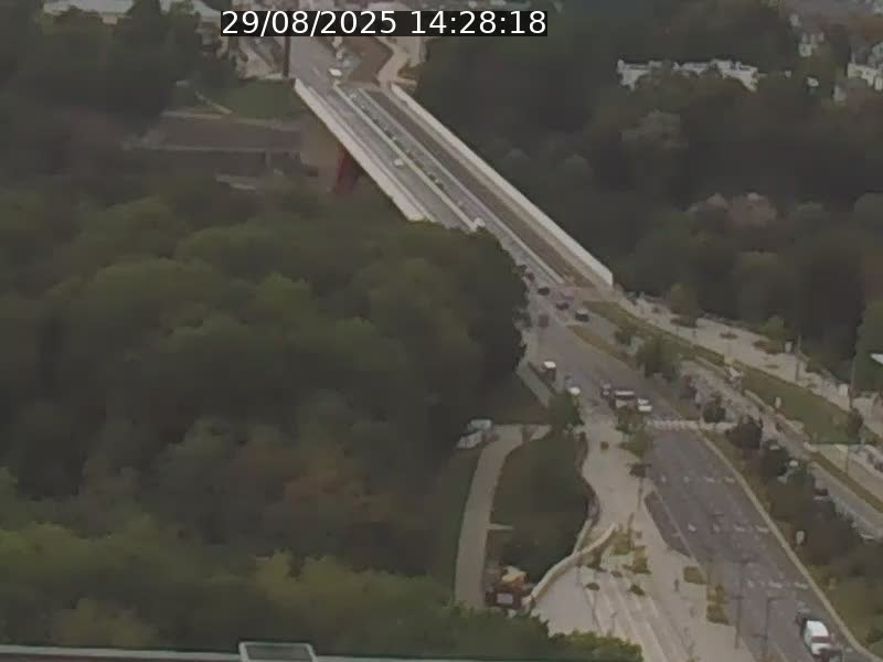 Webcam sur l'avenue John Fitzgerald Kennedy (N51) avec vue sur le Pont rouge (Pont Grande Duchesse Charlotte), l'arrêt Pfaffenthal et l'entrée du quartier Kirchberg
