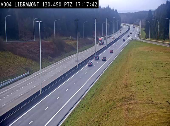 Webcam E411 à hauteur de la sortie 25 de Libramont menant vers Bouillon, Sedan et Reims via la N89. Vue orientée vers Bruxelles