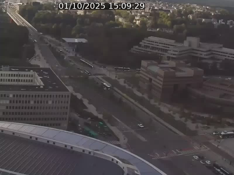 Webcam sur l'avenue John Fitzgerald Kennedy (N51) avec vue sur le Pont rouge (Pont Grande Duchesse Charlotte), l'arrêt Pfaffenthal et l'entrée du quartier Kirchberg