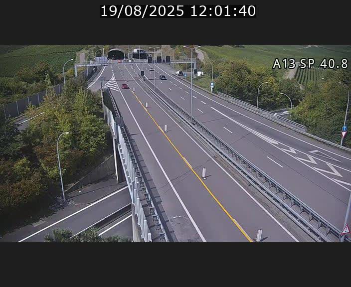 Webcam avec vue sur l'entrée côté allemand du tunnel Markusbierg à Schengen. Vue orientée vers le tunnel et Bettembourg