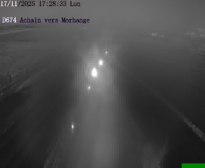 Caméra de trafic sur D674 (France) à Achain, orientée vers Morhange, permettant d’évaluer fluidité, incidents et densité automobile.