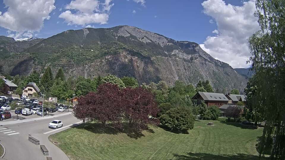 Webcam au niveau de la mairie du village du Bourg d'Oisans, aux pieds de l'Alpe d'Huez et aux portes du parc des Écrins