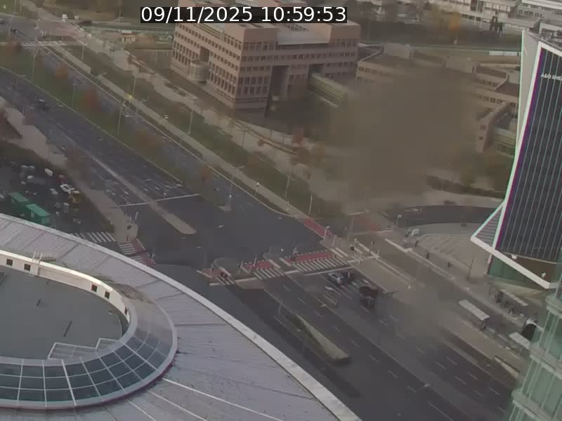 Webcam sur l'avenue John Fitzgerald Kennedy (N51) avec vue sur le Pont rouge (Pont Grande Duchesse Charlotte), l'arrêt Pfaffenthal et l'entrée du quartier Kirchberg