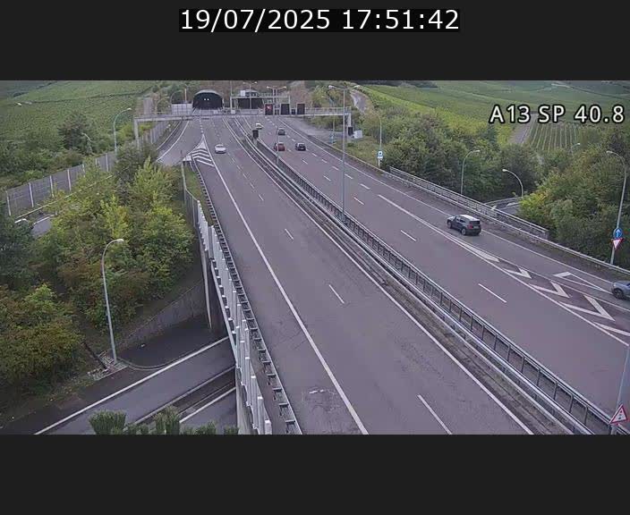 Webcam avec vue sur l'entrée côté allemand du tunnel Markusbierg à Schengen. Vue orientée vers le tunnel et Bettembourg