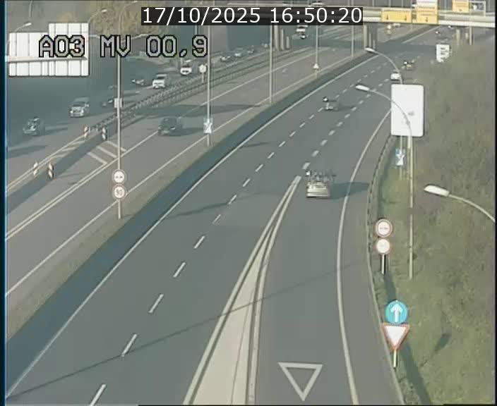 Traffic live webcam Luxembourg Croix de Gasperich - A3 - BK 0.4 - direction Luxembourg