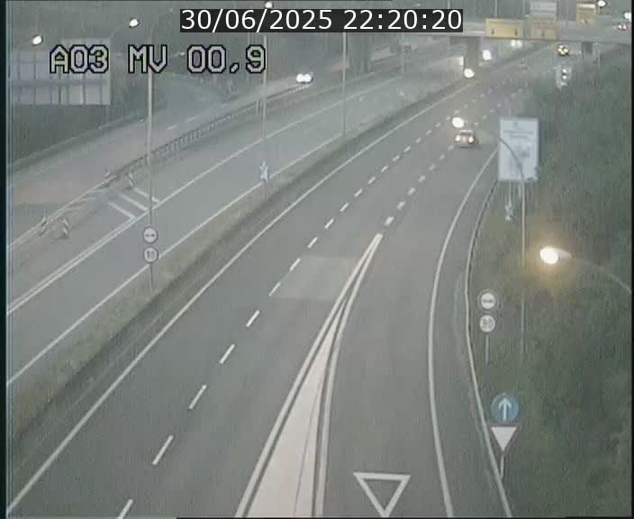 Traffic live webcam Luxembourg Croix de Gasperich - A3 - BK 0.4 - direction Luxembourg