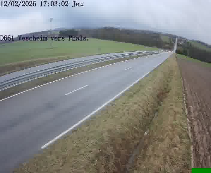 Caméra routière située sur D661 (France) à Vescheim, orientée vers Phalsbourg, surveillant en continu la circulation locale et régionale.