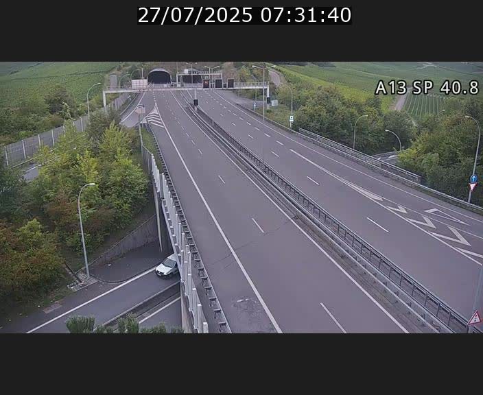 Webcam avec vue sur l'entrée côté allemand du tunnel Markusbierg à Schengen. Vue orientée vers le tunnel et Bettembourg