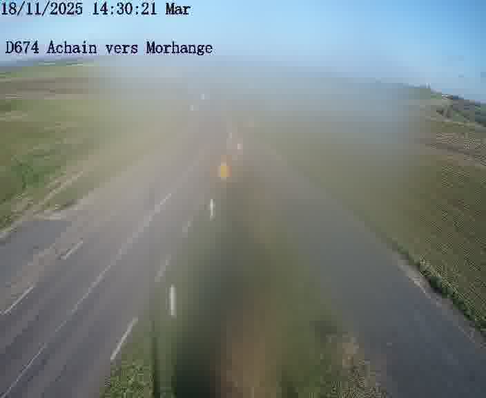 Caméra de trafic sur D674 (France) à Achain, orientée vers Morhange, permettant d’évaluer fluidité, incidents et densité automobile.