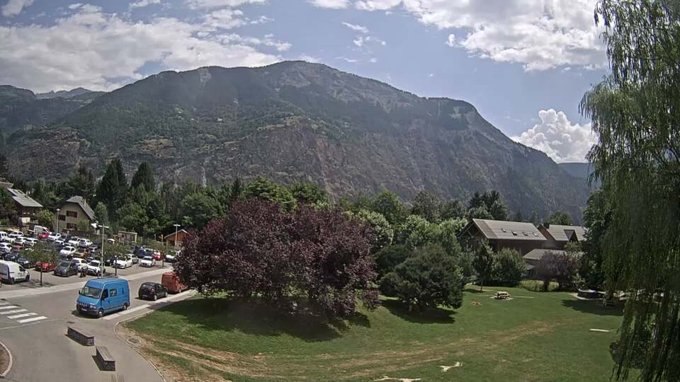 Webcam au niveau de la mairie du village du Bourg d'Oisans, aux pieds de l'Alpe d'Huez et aux portes du parc des Écrins