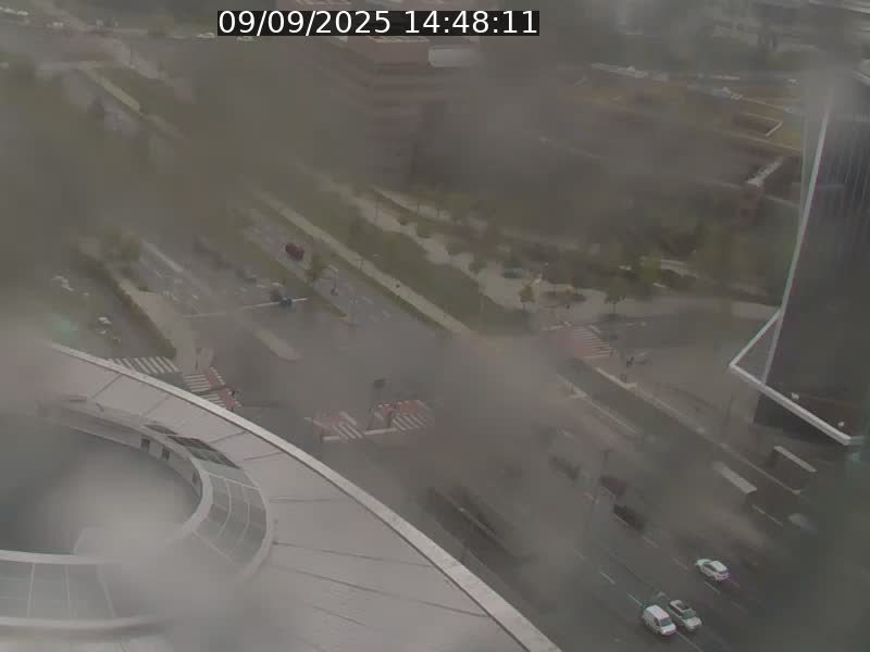 Webcam sur l'avenue John Fitzgerald Kennedy (N51) avec vue sur le Pont rouge (Pont Grande Duchesse Charlotte), l'arrêt Pfaffenthal et l'entrée du quartier Kirchberg