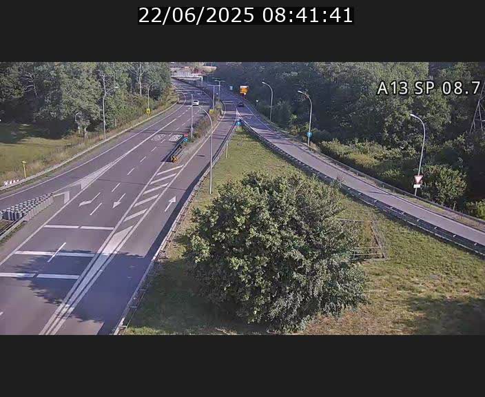 Traffic live webcam Luxembourg Jonction Lankelz - A13 direction Pétange - BK 8.7 