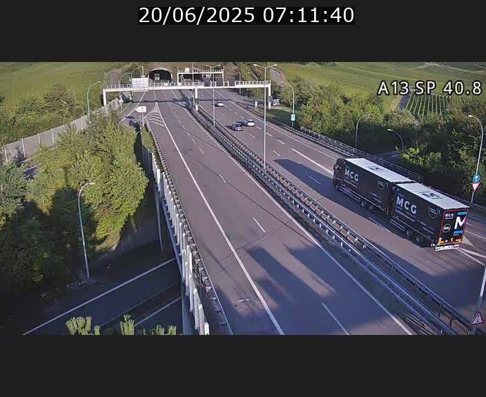Webcam avec vue sur l'entrée côté allemand du tunnel Markusbierg à Schengen. Vue orientée vers le tunnel et Bettembourg