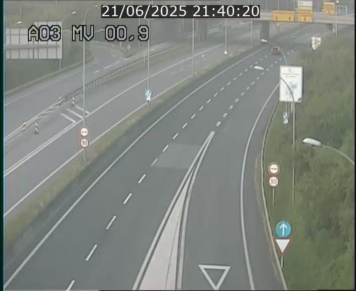 Traffic live webcam Luxembourg Croix de Gasperich - A3 - BK 0.4 - direction Luxembourg