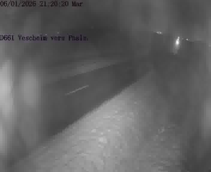 Caméra routière située sur D661 (France) à Vescheim, orientée vers Phalsbourg, surveillant en continu la circulation locale et régionale.