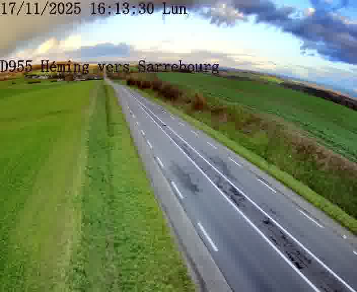 Caméra routière située sur D955 (France) à Heming, orientée vers Sarrebourg, surveillant en continu la circulation locale et régionale.