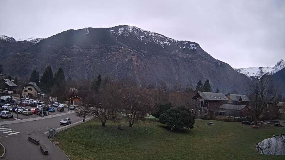 Webcam au niveau de la mairie du village du Bourg d'Oisans, aux pieds de l'Alpe d'Huez et aux portes du parc des Écrins
