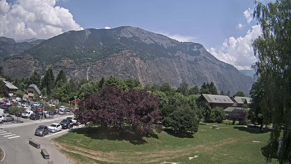 Webcam au niveau de la mairie du village du Bourg d'Oisans, aux pieds de l'Alpe d'Huez et aux portes du parc des Écrins