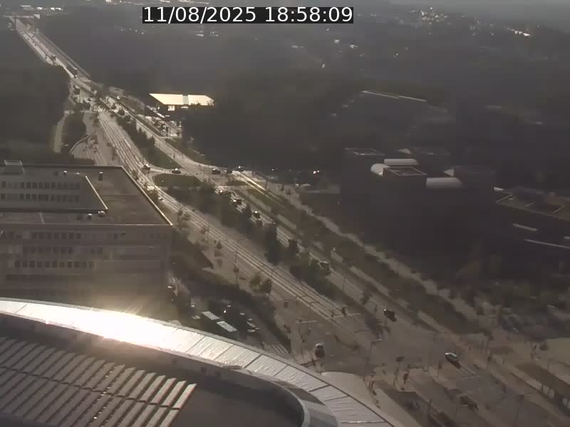 Webcam sur l'avenue John Fitzgerald Kennedy (N51) avec vue sur le Pont rouge (Pont Grande Duchesse Charlotte), l'arrêt Pfaffenthal et l'entrée du quartier Kirchberg