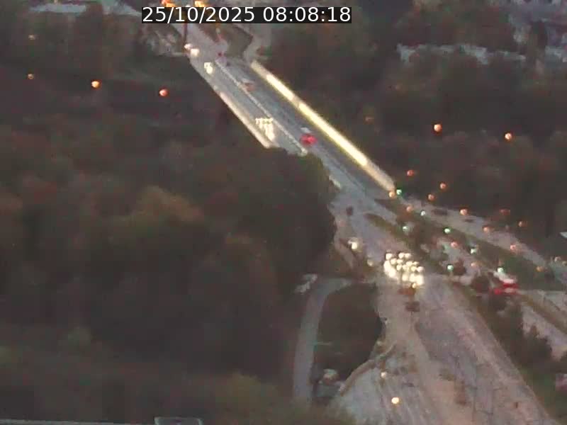 Webcam sur l'avenue John Fitzgerald Kennedy (N51) avec vue sur le Pont rouge (Pont Grande Duchesse Charlotte), l'arrêt Pfaffenthal et l'entrée du quartier Kirchberg