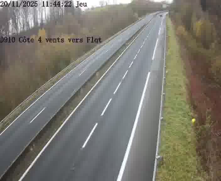 Webcam sur la D910 située dans la Côte des 4 vents. Vue orientée vers le haut de la côte, vers Faulquemont