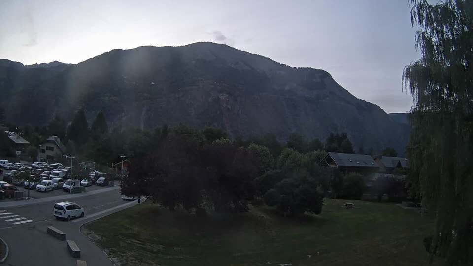 Webcam au niveau de la mairie du village du Bourg d'Oisans, aux pieds de l'Alpe d'Huez et aux portes du parc des Écrins