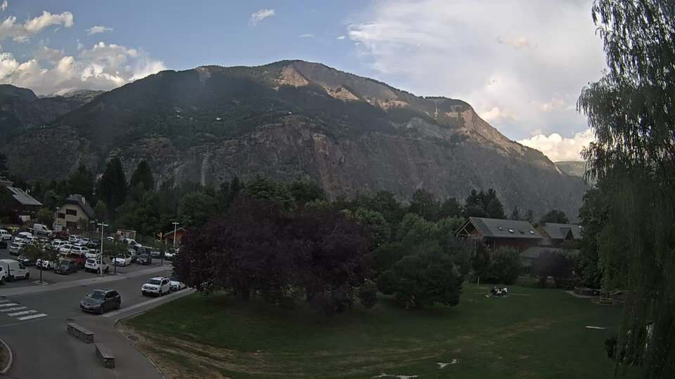 Webcam au niveau de la mairie du village du Bourg d'Oisans, aux pieds de l'Alpe d'Huez et aux portes du parc des Écrins