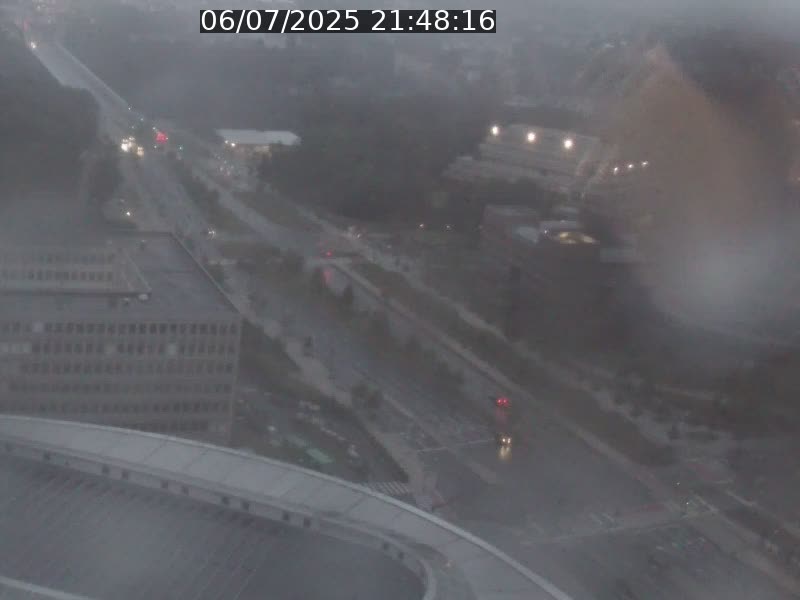 Webcam sur l'avenue John Fitzgerald Kennedy (N51) avec vue sur le Pont rouge (Pont Grande Duchesse Charlotte), l'arrêt Pfaffenthal et l'entrée du quartier Kirchberg