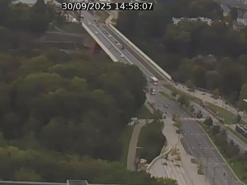 Webcam sur l'avenue John Fitzgerald Kennedy (N51) avec vue sur le Pont rouge (Pont Grande Duchesse Charlotte), l'arrêt Pfaffenthal et l'entrée du quartier Kirchberg