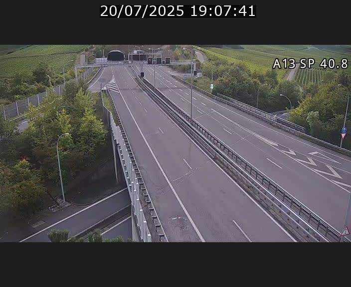 Webcam avec vue sur l'entrée côté allemand du tunnel Markusbierg à Schengen. Vue orientée vers le tunnel et Bettembourg