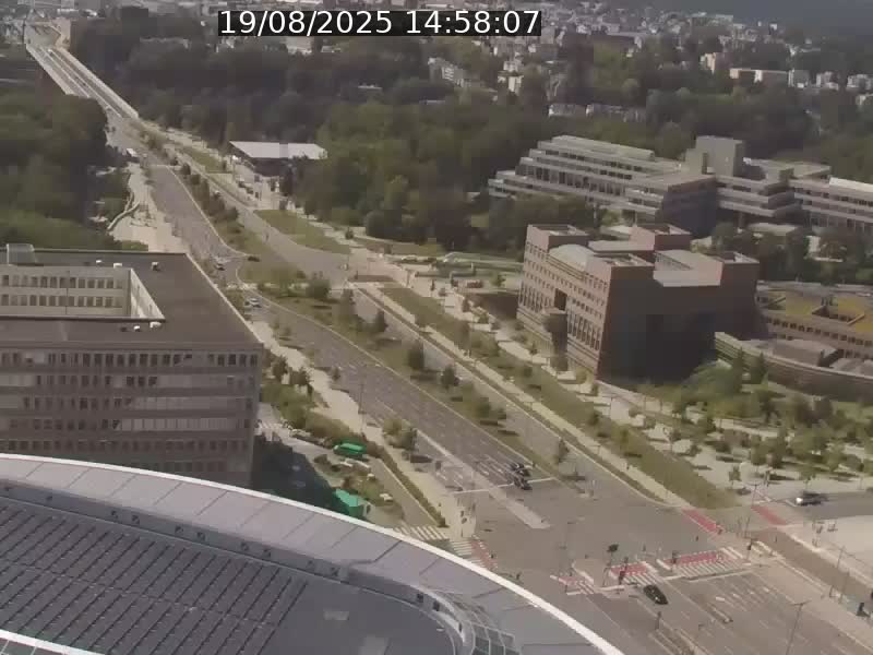 Webcam sur l'avenue John Fitzgerald Kennedy (N51) avec vue sur le Pont rouge (Pont Grande Duchesse Charlotte), l'arrêt Pfaffenthal et l'entrée du quartier Kirchberg