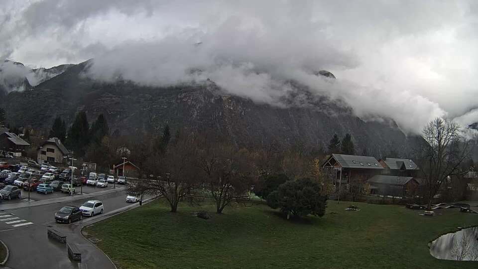 Webcam au niveau de la mairie du village du Bourg d'Oisans, aux pieds de l'Alpe d'Huez et aux portes du parc des Écrins