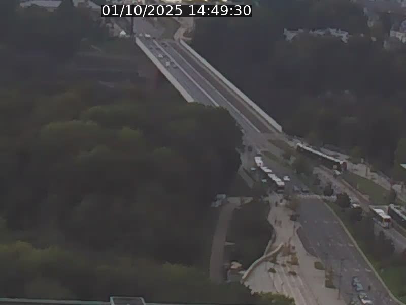 Webcam sur l'avenue John Fitzgerald Kennedy (N51) avec vue sur le Pont rouge (Pont Grande Duchesse Charlotte), l'arrêt Pfaffenthal et l'entrée du quartier Kirchberg