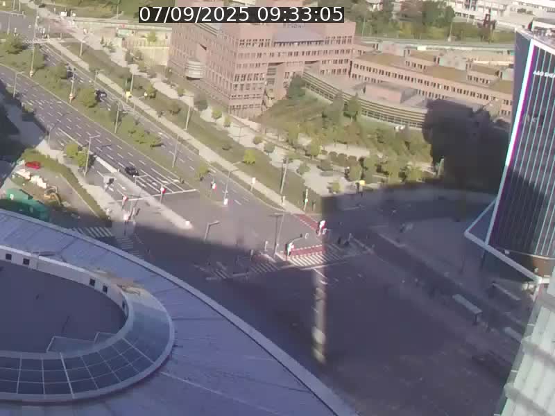 Webcam sur l'avenue John Fitzgerald Kennedy (N51) avec vue sur le Pont rouge (Pont Grande Duchesse Charlotte), l'arrêt Pfaffenthal et l'entrée du quartier Kirchberg