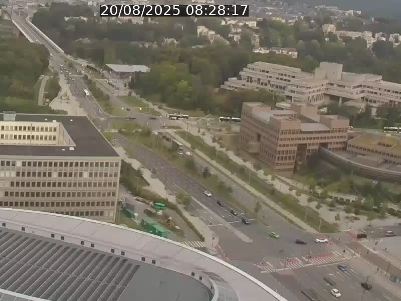 Webcam sur l'avenue John Fitzgerald Kennedy (N51) avec vue sur le Pont rouge (Pont Grande Duchesse Charlotte), l'arrêt Pfaffenthal et l'entrée du quartier Kirchberg
