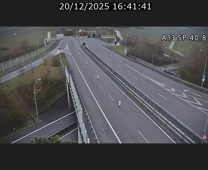 Webcam avec vue sur l'entrée côté allemand du tunnel Markusbierg à Schengen. Vue orientée vers le tunnel et Bettembourg