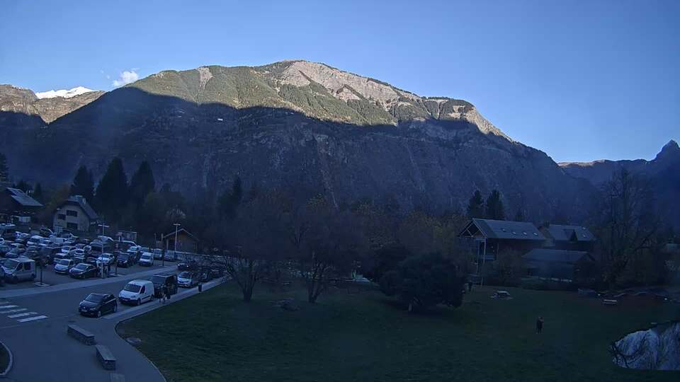 Webcam au niveau de la mairie du village du Bourg d'Oisans, aux pieds de l'Alpe d'Huez et aux portes du parc des Écrins