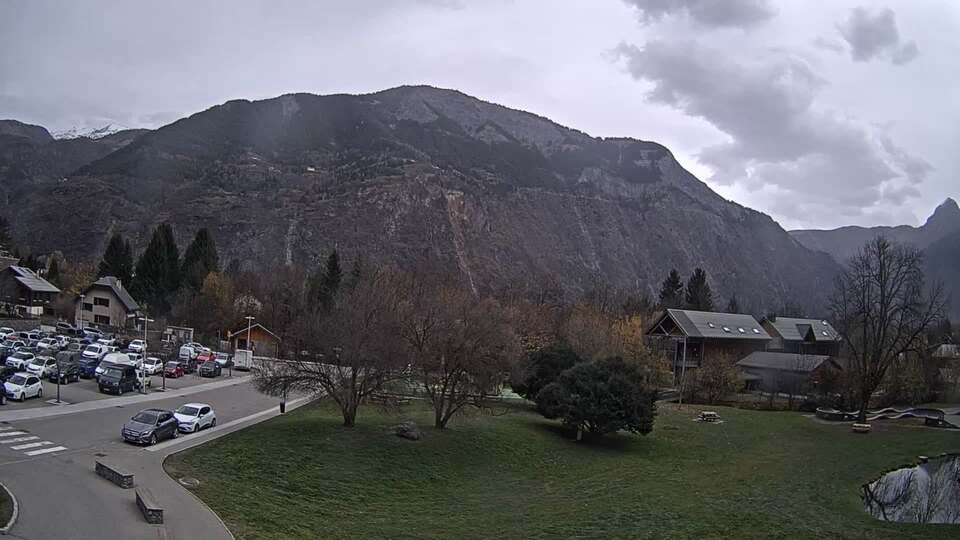 Webcam au niveau de la mairie du village du Bourg d'Oisans, aux pieds de l'Alpe d'Huez et aux portes du parc des Écrins