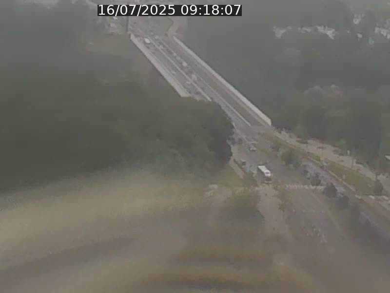 Webcam sur l'avenue John Fitzgerald Kennedy (N51) avec vue sur le Pont rouge (Pont Grande Duchesse Charlotte), l'arrêt Pfaffenthal et l'entrée du quartier Kirchberg
