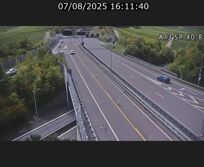 Webcam avec vue sur l'entrée côté allemand du tunnel Markusbierg à Schengen. Vue orientée vers le tunnel et Bettembourg