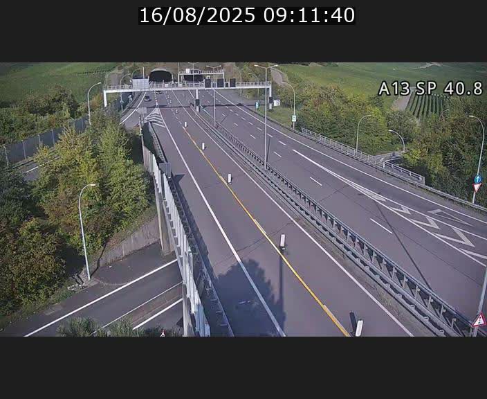 Webcam avec vue sur l'entrée côté allemand du tunnel Markusbierg à Schengen. Vue orientée vers le tunnel et Bettembourg