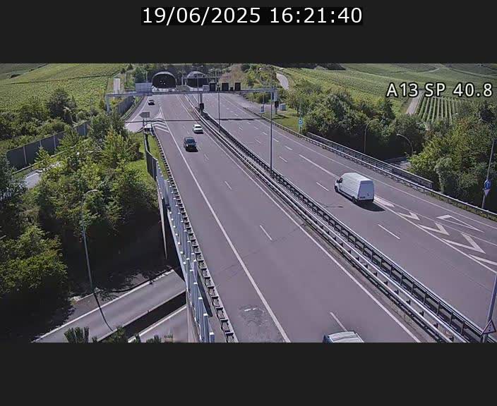 Webcam avec vue sur l'entrée côté allemand du tunnel Markusbierg à Schengen. Vue orientée vers le tunnel et Bettembourg