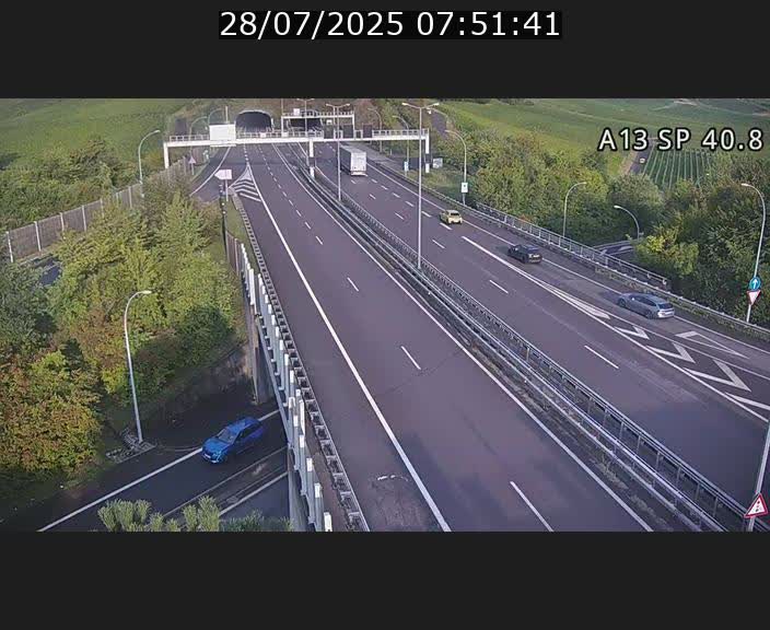Webcam avec vue sur l'entrée côté allemand du tunnel Markusbierg à Schengen. Vue orientée vers le tunnel et Bettembourg